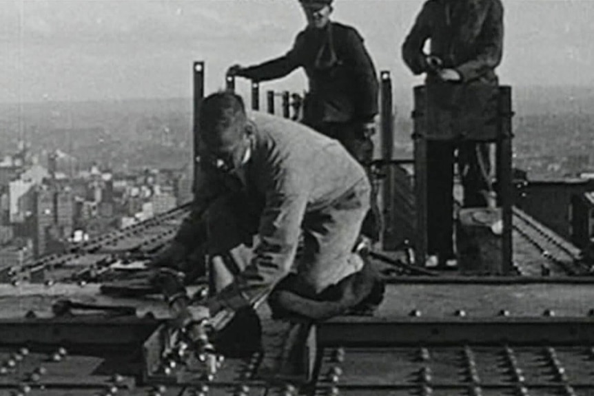 hommes travaillant sur le pont du port lors de sa construction en 