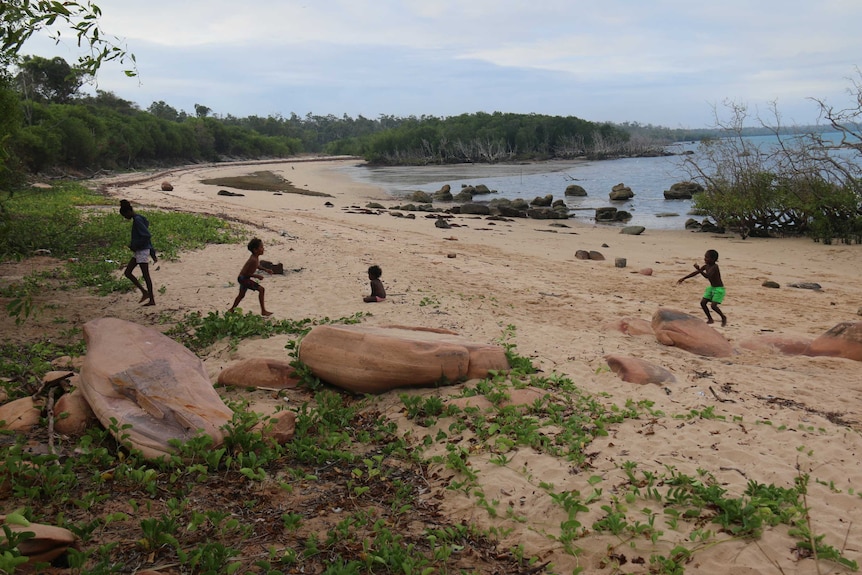 Kinder spielen an einem Strand auf der Insel Elcho.