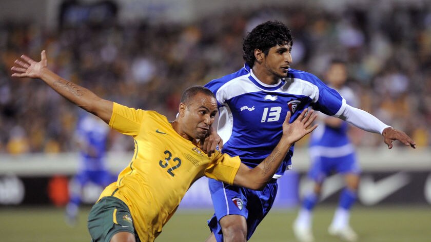 Socceroo's Thompson battles Kuwait's Alenzi