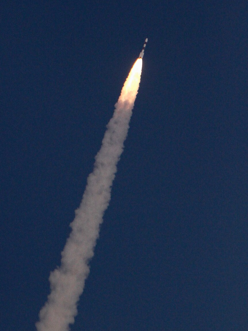 India launches rocket carring Mars orbiter into space, November 5 2013