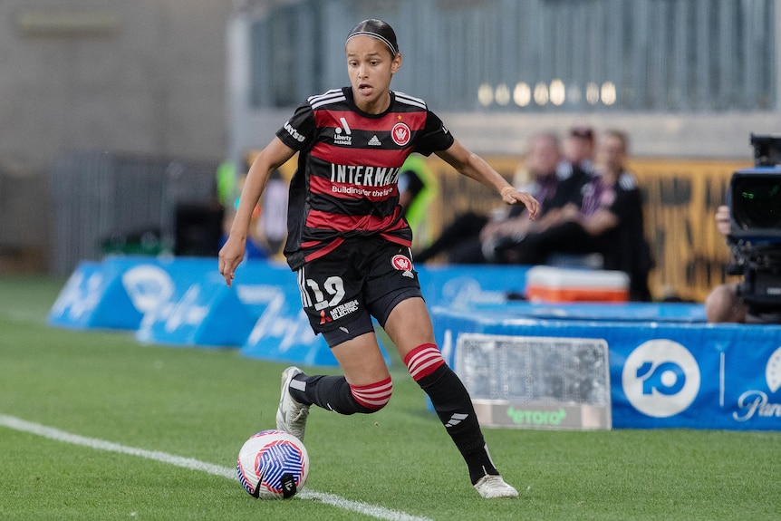 Western Sydney Wanderers' Talia Younis dribbles the football in an A-League Women game.