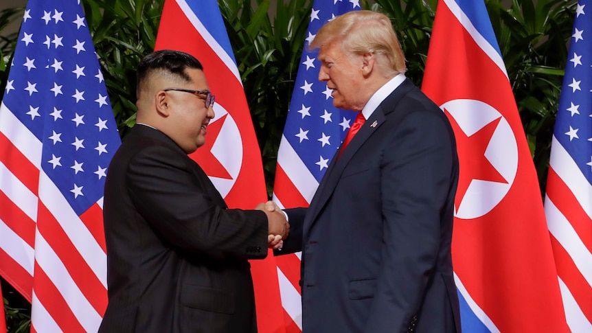 The historic summit between Donald Trump and Kim Jong-un begins with a handshake (Photo: AP/Evan Vucci)