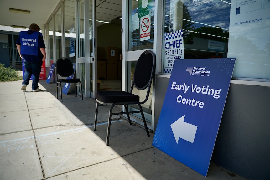 Un panneau appuyé contre un mur extérieur du bâtiment qui dit centre de vote anticipé