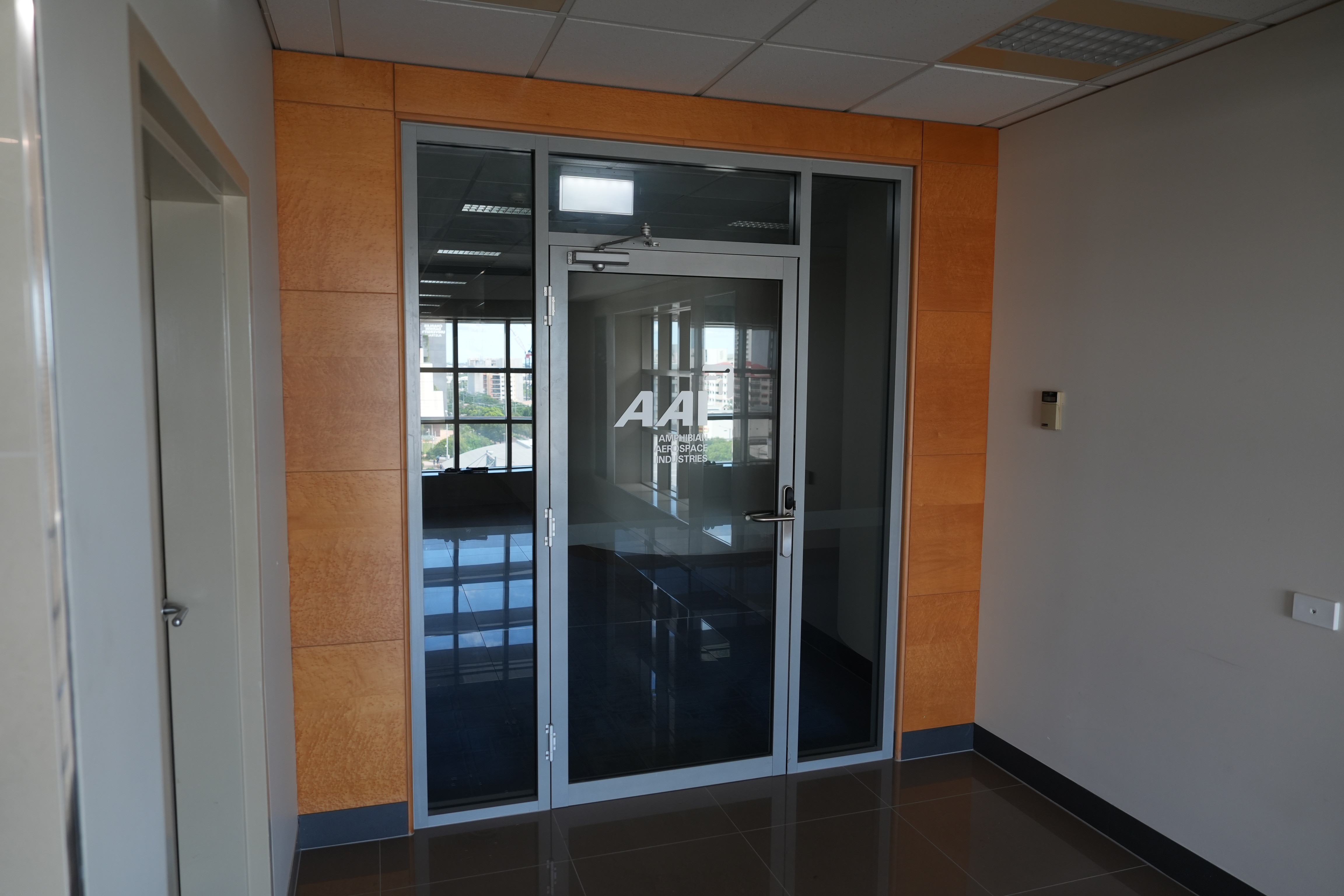 Una toma amplia de un pasillo que muestra la puerta de una oficina marcada 