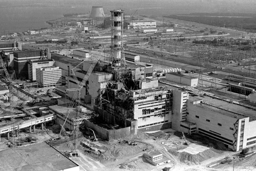 La vista aérea de la planta de energía nuclear de Chernobyl muestra que la mitad del edificio fue destruido por la explosión