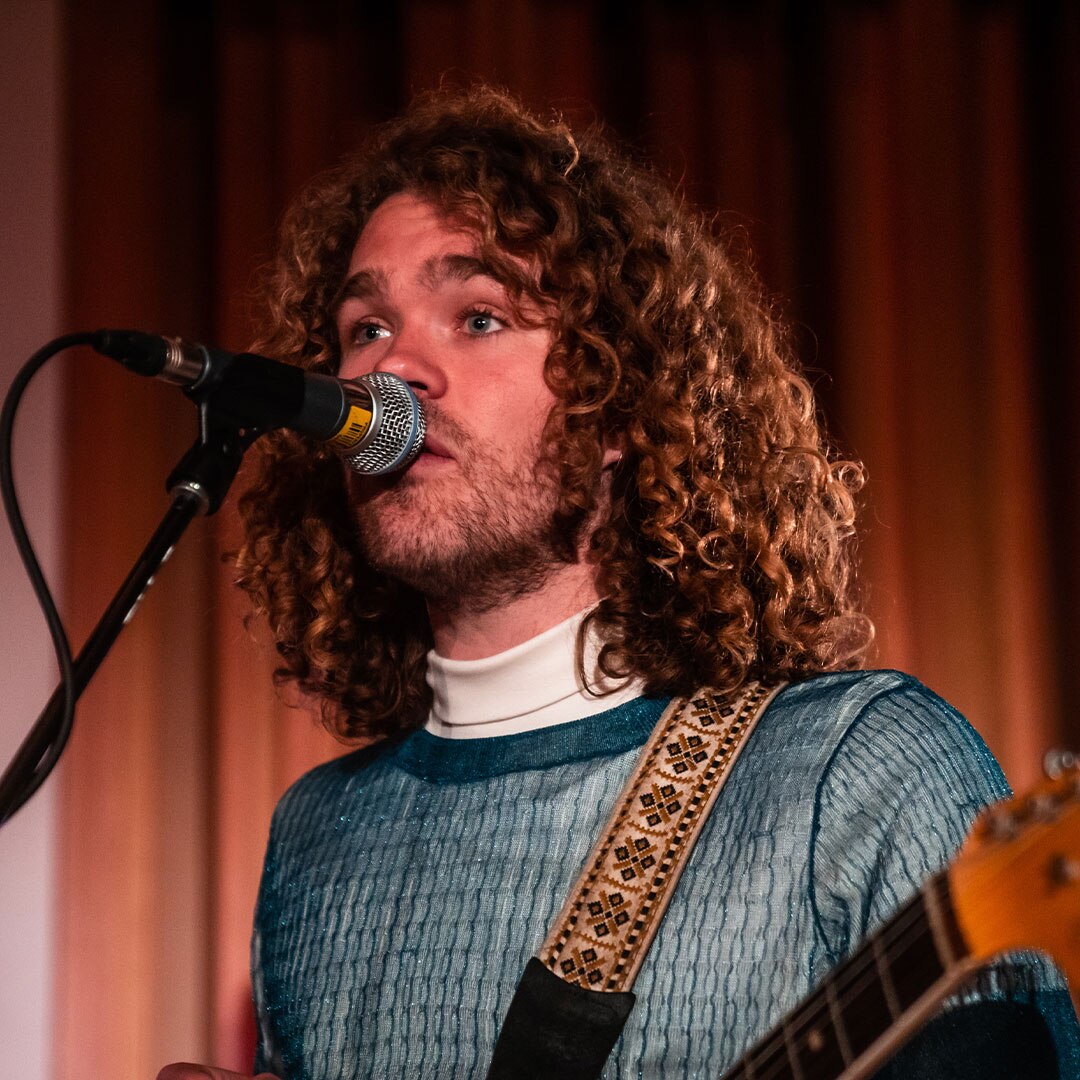 Noah Dillon covers HAIM's 'The Wire' for Like A Version