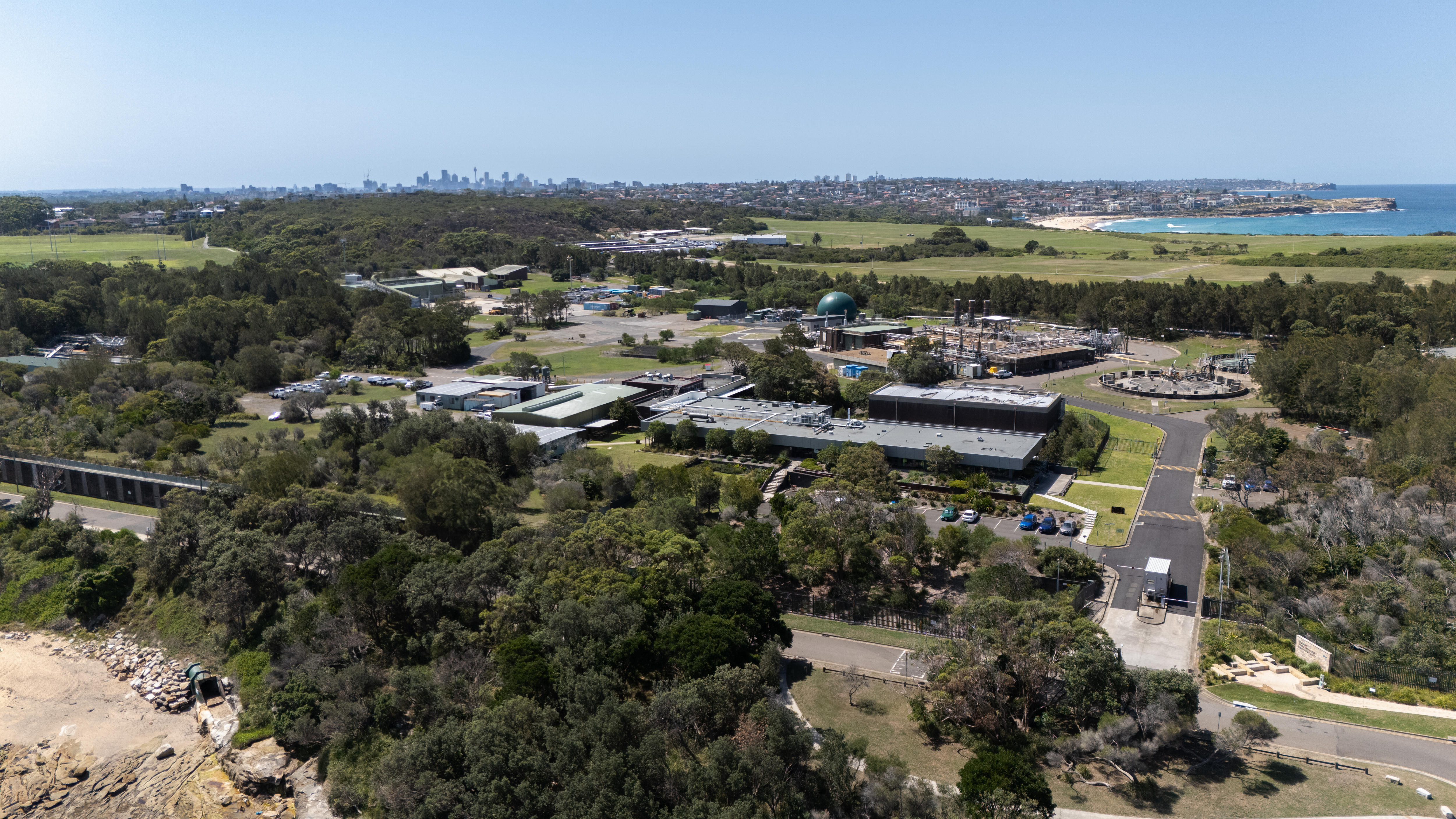 Edifícios de aparência industrial em uma estação de tratamento de águas residuais.