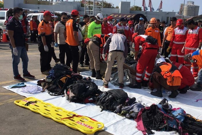 bagasi penumpang yang berhasil ditemukan di lokasi jatuhnya pesawat