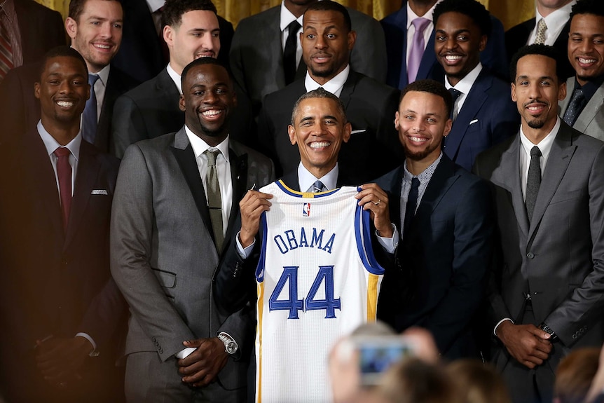 Obama poses with Golden State Warriors