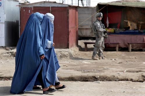 Afghan women in the village of Carabar protected by US soldiers.