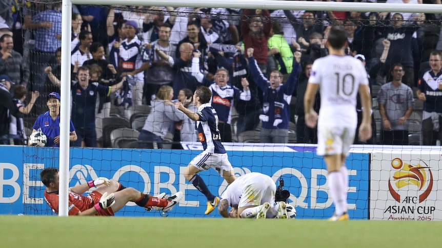 Glory's downfall ... Archie Thompson nets the extra-time winner for the Melbourne Victory.