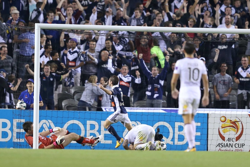 Glory's downfall ... Archie Thompson nets the extra-time winner for the Melbourne Victory.