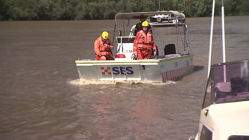 NSW SES personnel conduct welfare checks at Wiseman's Ferry