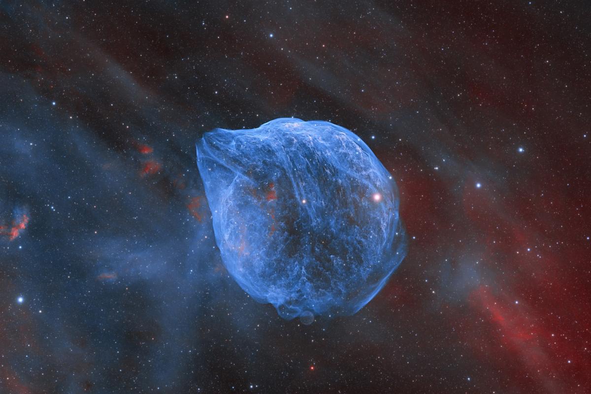 Immagine di una bolla blu di idrogeno che fuoriesce da una stella Wolf-Rayet estremamente luminosa