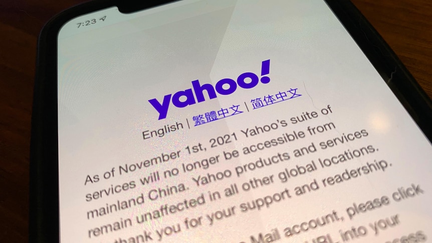 A smart phone shows a statement from Yahoo which says it is exiting China.