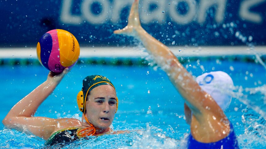 Enrica Giulia Emmolo challenges Nicola Zagame during the Australia v Italy water polo match.