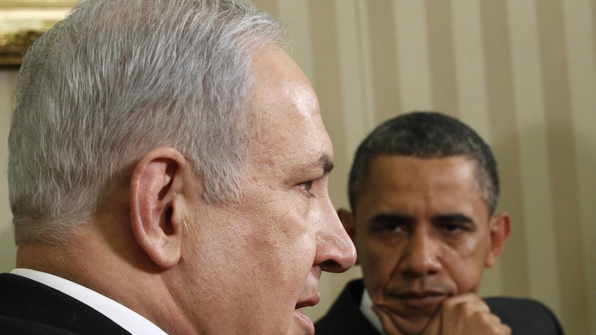 Obama looks at Netanyahu during talks at Oval Office