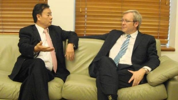 Kevin Rudd (R) sits on a couch talking to Chau Chak Wing (L)