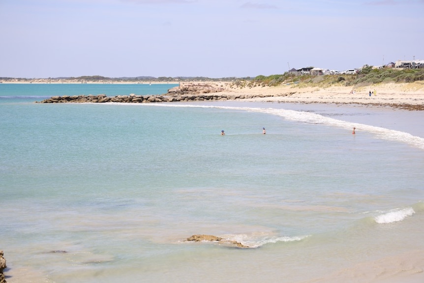 El mar en Robe parece azul cristalino junto a la costa blanca sin arena en un día claro y soleado.