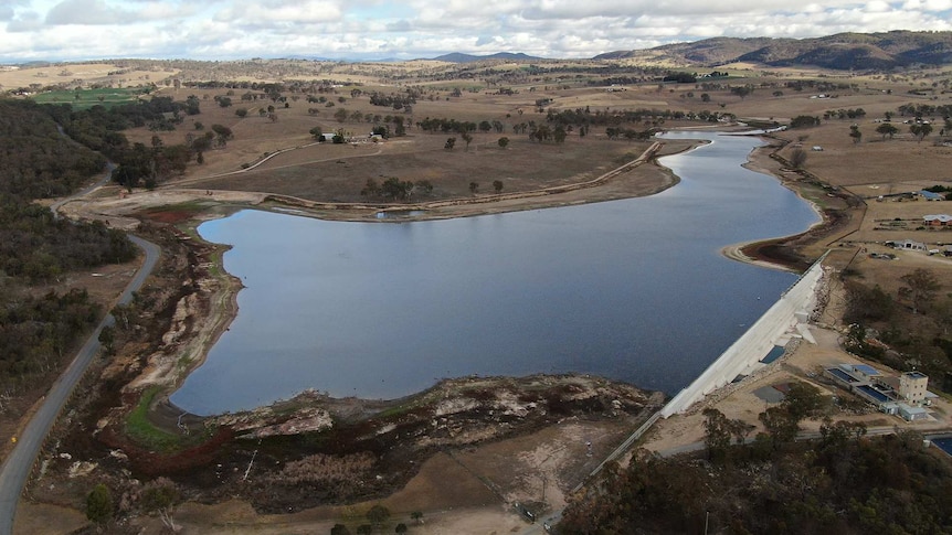 Aerial photo of Tenterfield Dam at just one-third capacity in 2019.