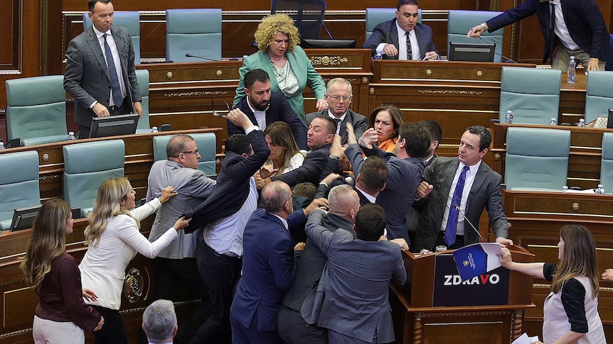 科索沃议会内向总理泼水后爆发斗殴