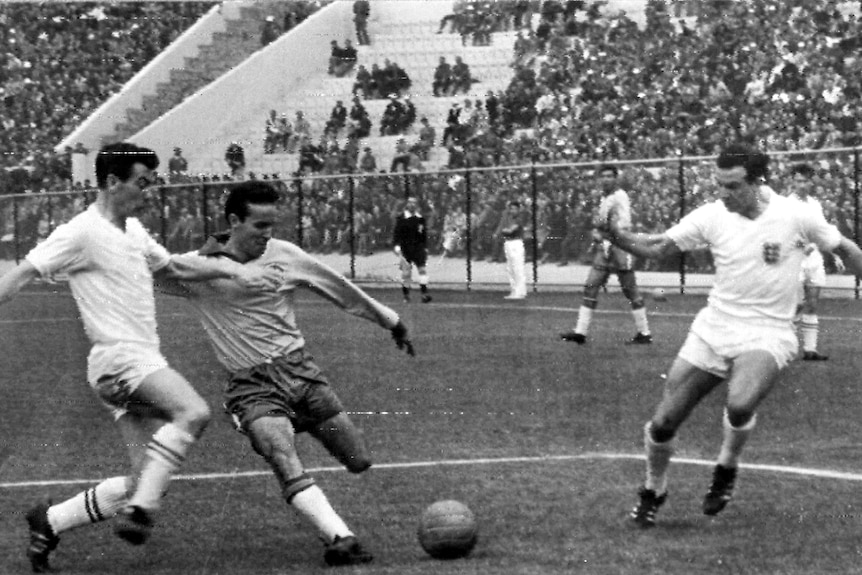 Mário Zagallo shoots the ball with his right foot while England defenders close in on him