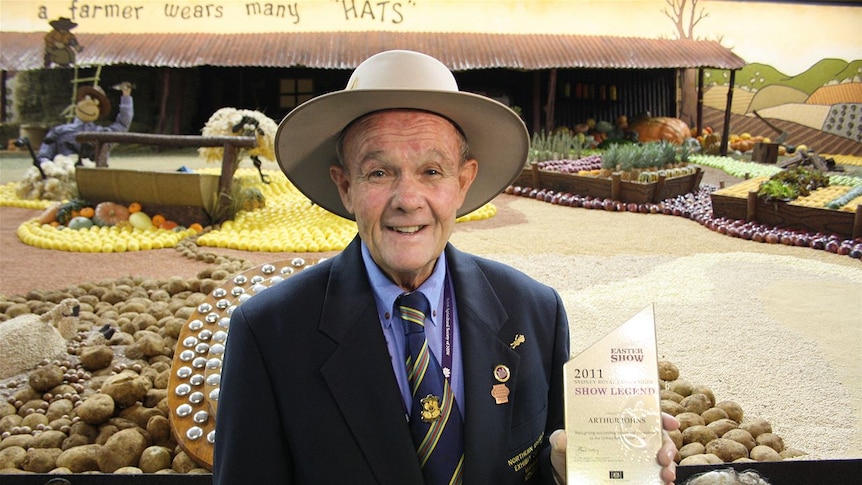 2011 Show Legend Arthur Johns with his award.
