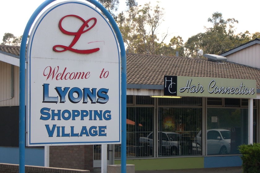ACT Police say staff at the hairdressing salon in the Lyons Shopping Village were threatened.