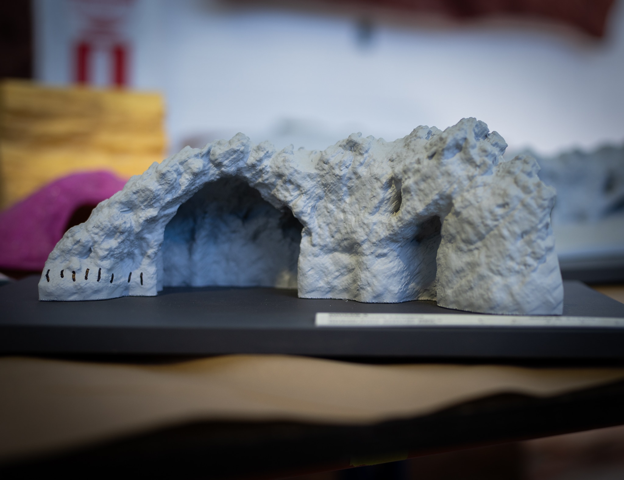 Um pequeno modelo de abrigo de pedra colocado sobre uma mesa.