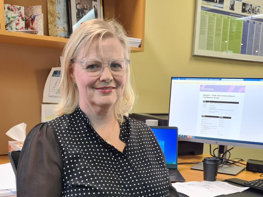 Une femme assise à son bureau 