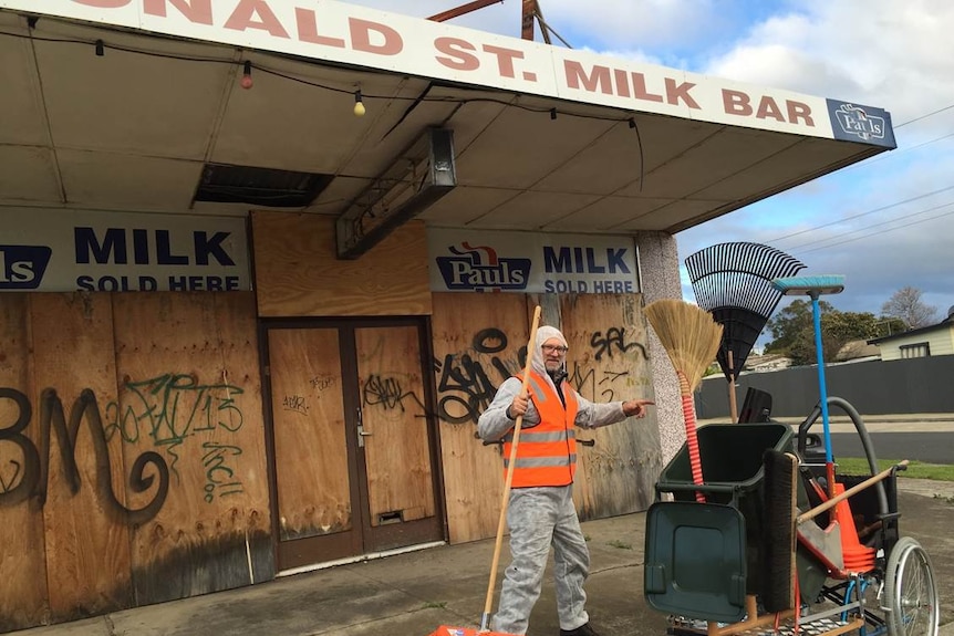 Artist Hartmut Veit cleaning streets in Morwell.