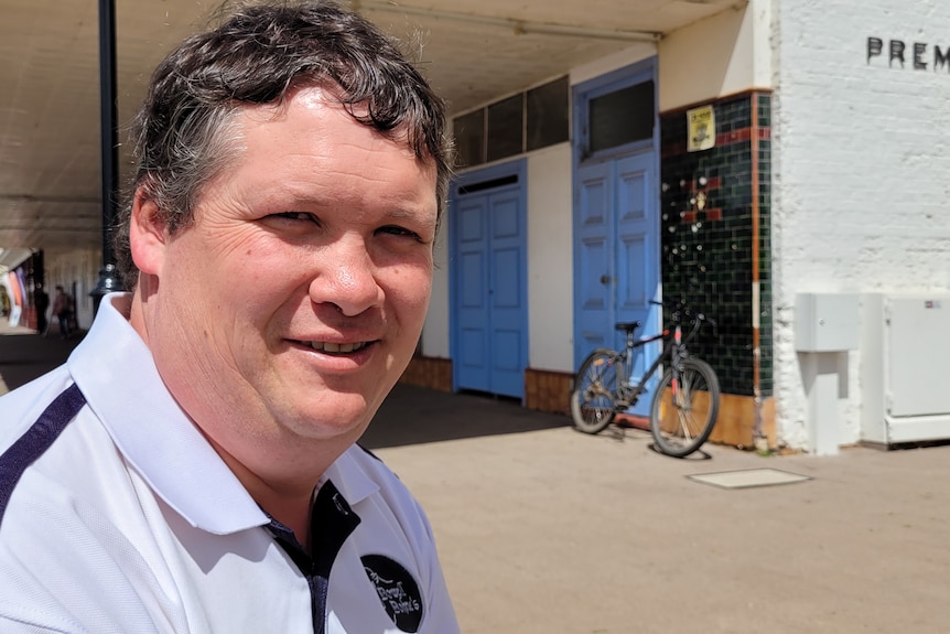 Kallum Blake sits in front of a hotel in Katanning.