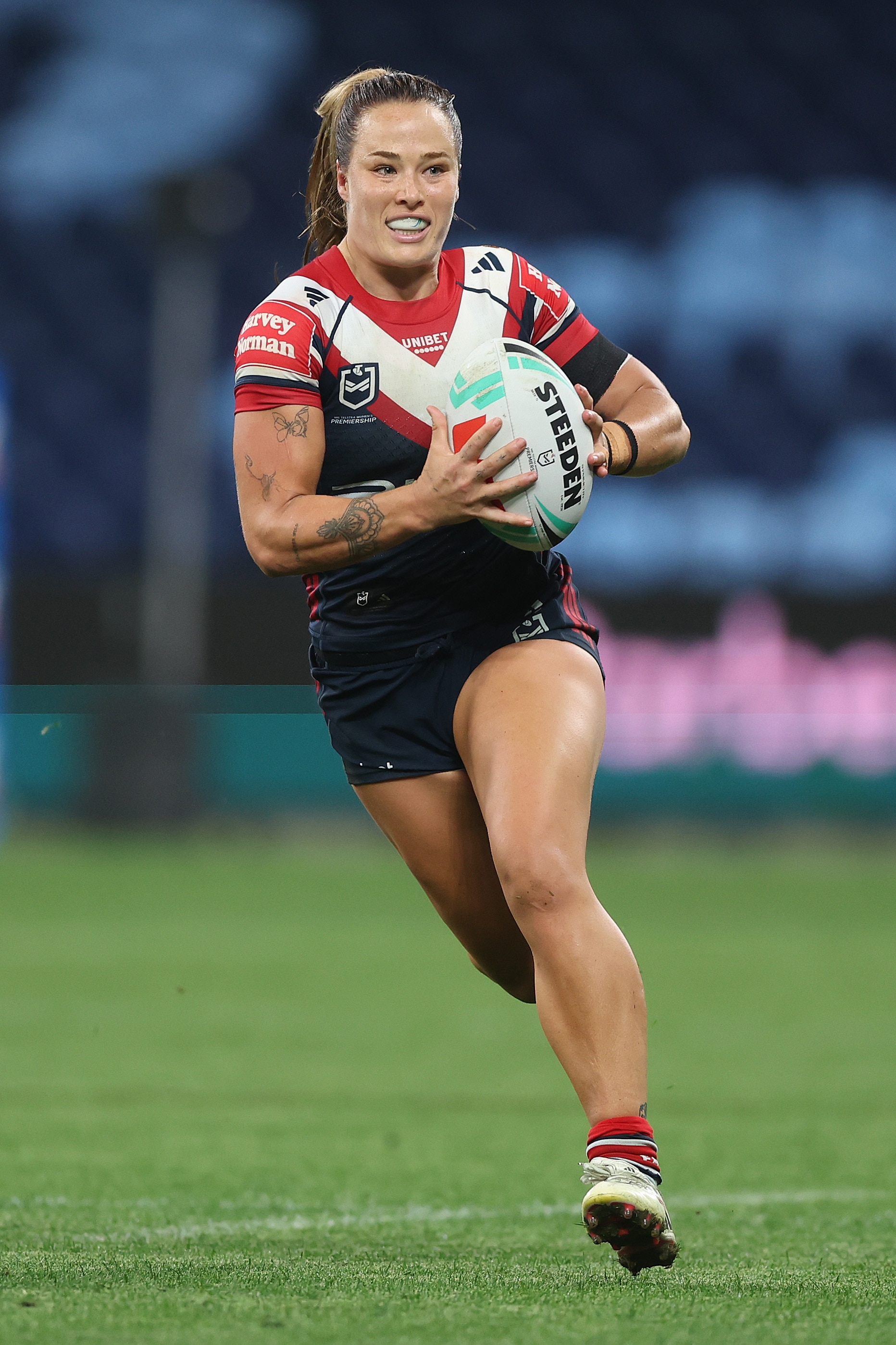 Isabelle Kelly runs with the ball in both hands