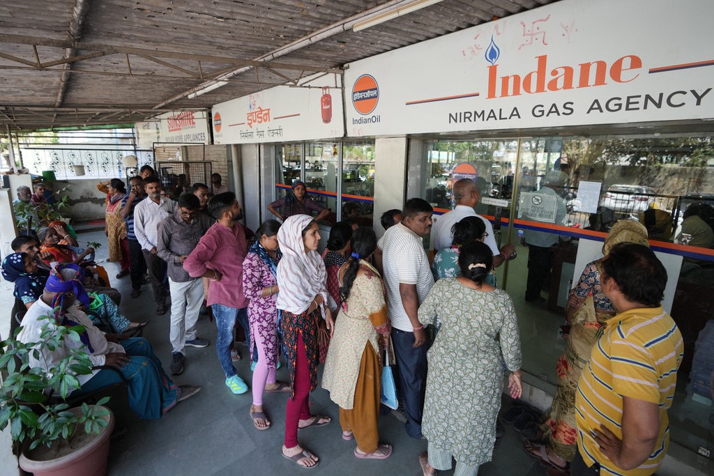 Gaz şirketi ofisinin önünde çoğunluğu sari giymiş kadınlardan oluşan bir kuyruk.