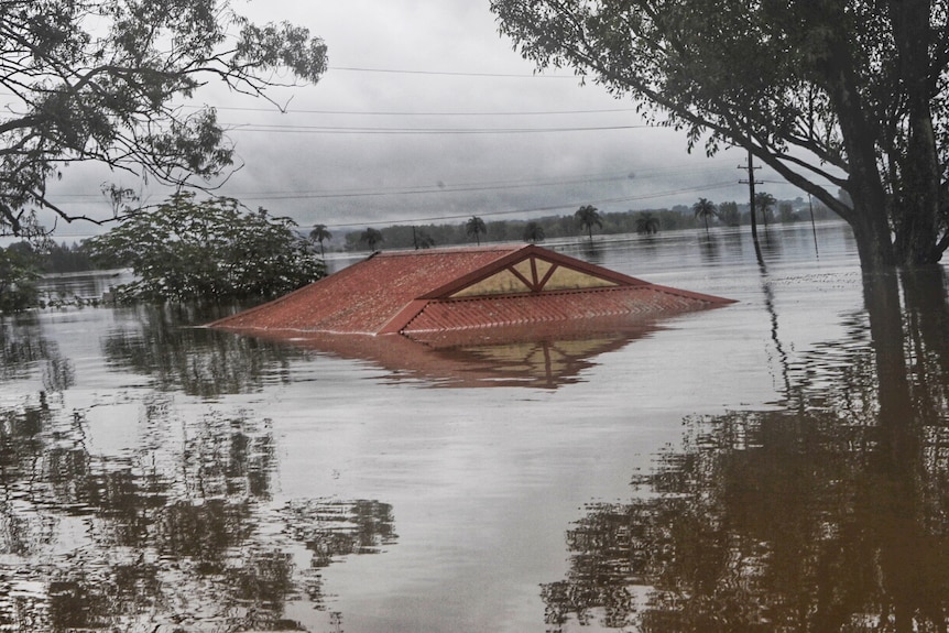 Une maison couverte par les eaux de crue