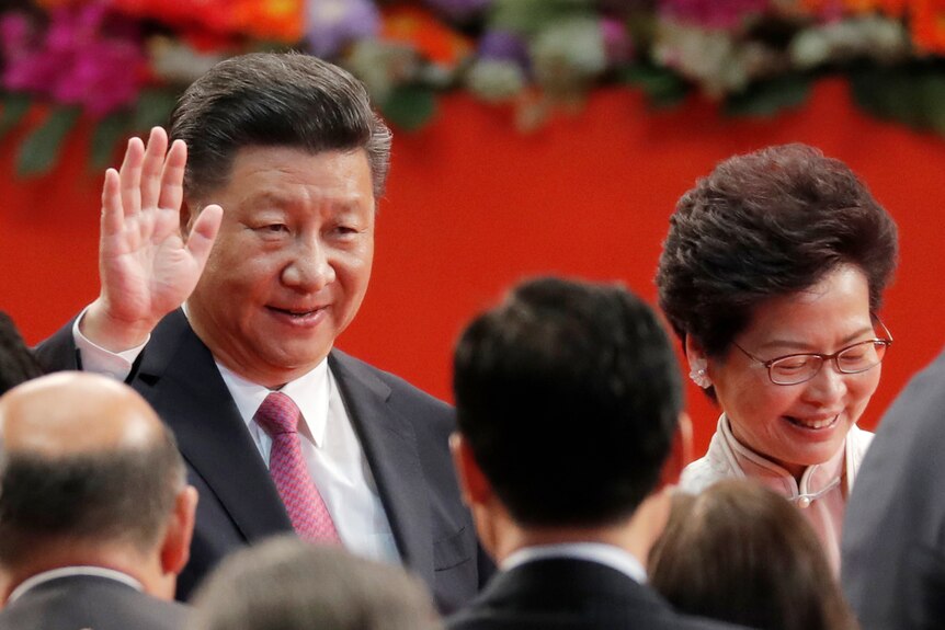 中国国家主席习近平与香港前领导人林郑月娥站在一起