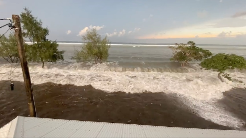 Tonga HIT BY Tsunami Just After Volcanic Eruption