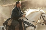 Russell Crowe riding a horse in Robin Hood
