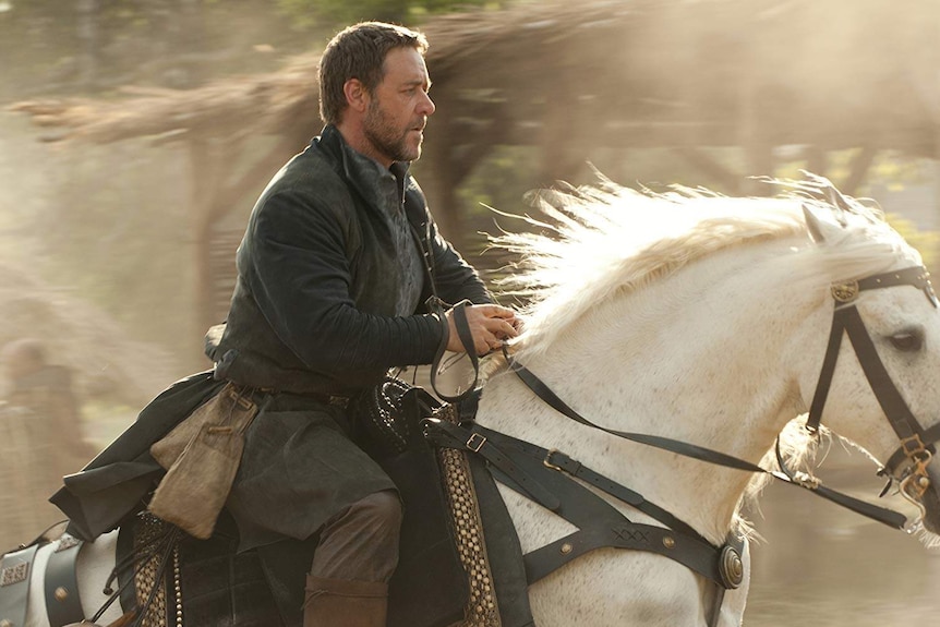 Russell Crowe riding a horse in Robin Hood