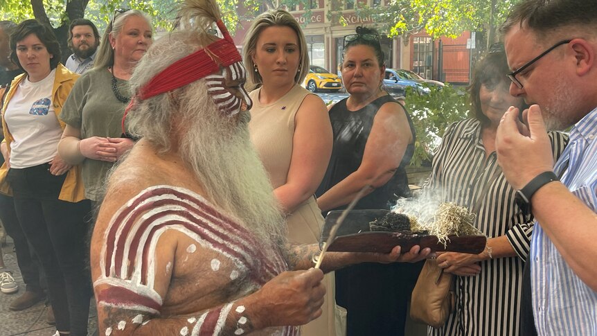 一名原住民长者举行传统仪式