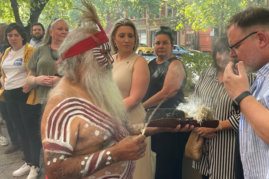 一名原住民长者举行传统仪式