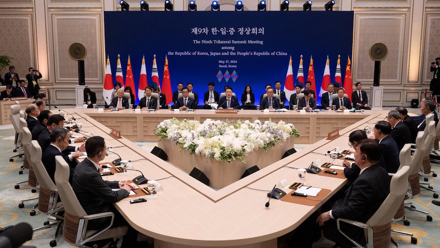 中日韩三国领导人时隔四年多再度聚首。