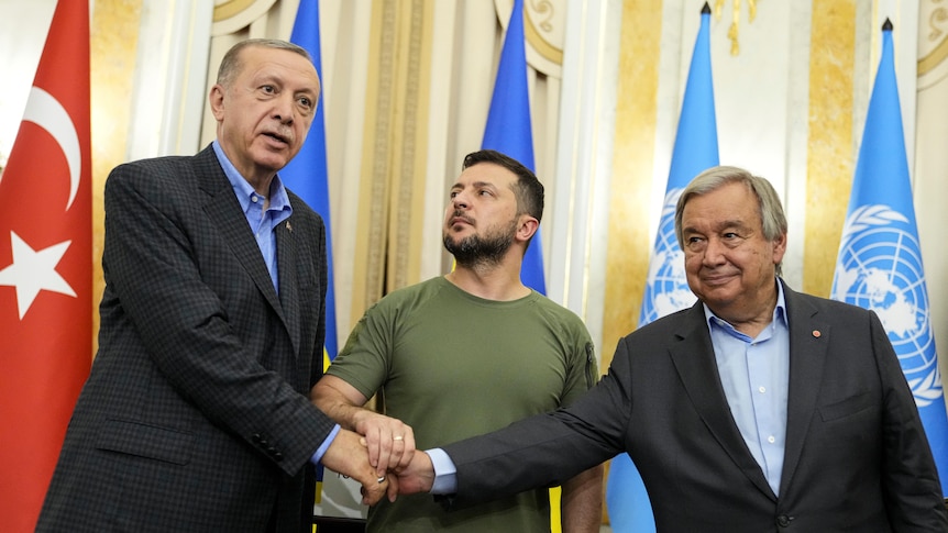 Volodymyr Zelenskyy, Recep Tayyip Erdogan and Antonio Guterres shake hands