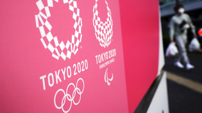 Gros plan sur deux logos, l'un avec les cinq anneaux olympiques, l'autre avec le symbole paralympique.