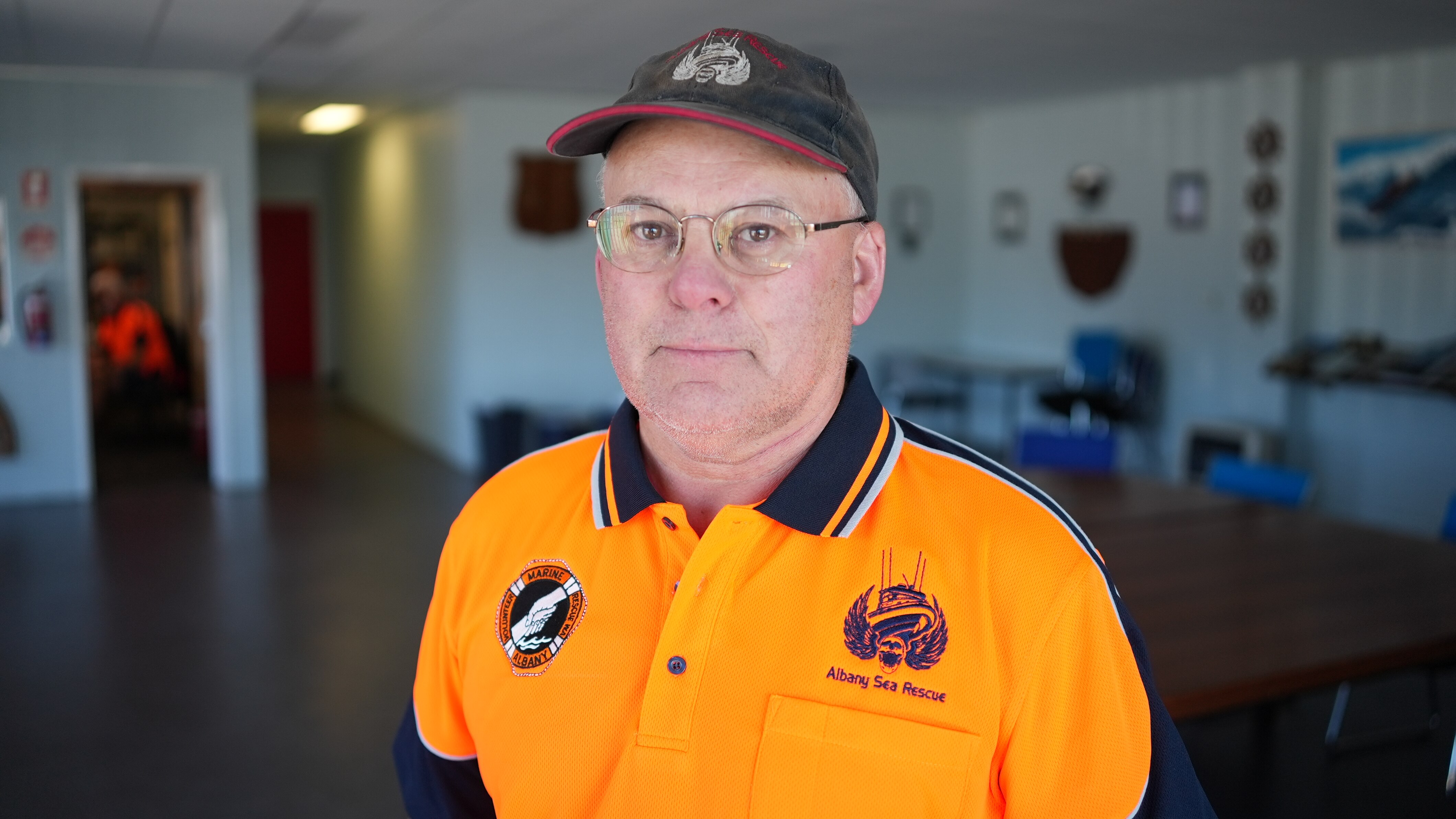 Un hombre con una camisa de alta visibilidad se encuentra