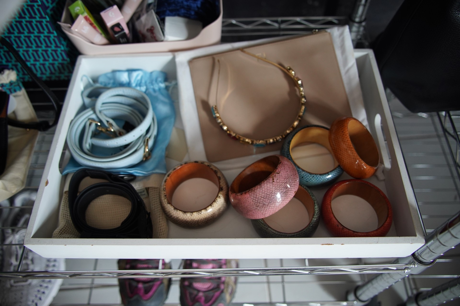 Una bandeja de joyas usadas en un mercado.