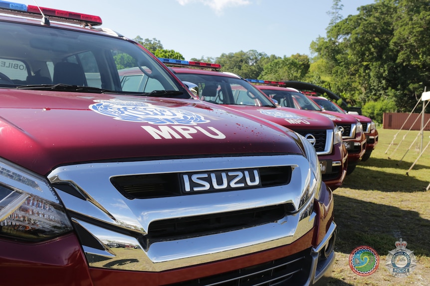 Un véhicule de police rouge stationné.