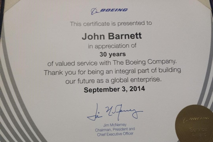 Certificado entregado a John Barnett en agradecimiento por sus 30 años trabajando en Boeing, con fecha de septiembre de 2014.