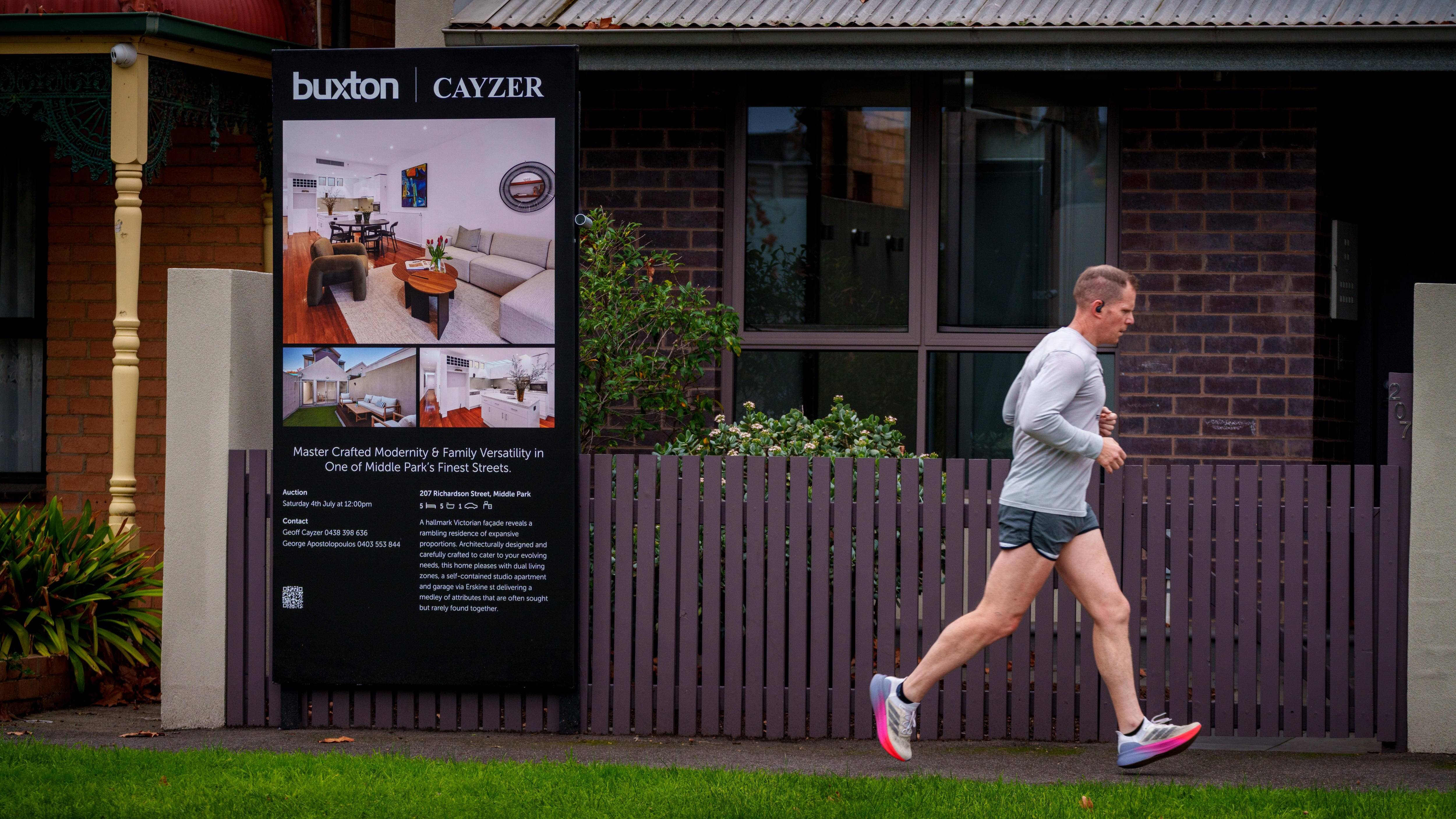 Low Melbourne clearance rates show investors "all but gone" from market