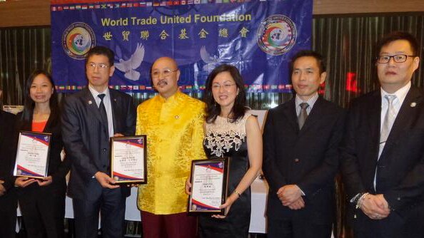 2014年，廖婵娥和杨千慧(左)被世贸基金创始人白玛奥色任命为澳中联名誉主席。